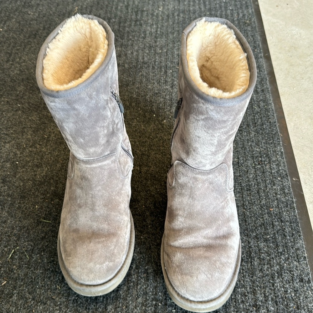 Ugg short lined boots
